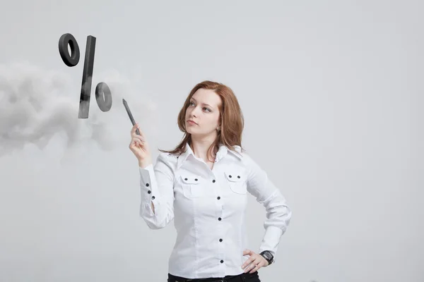 Frau zeigt Symbol des Prozents. Bankeinlagen- oder Verkaufskonzept. — Stockfoto