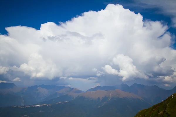 Paysage de montagne d'été avec cumulus nuage — Photo