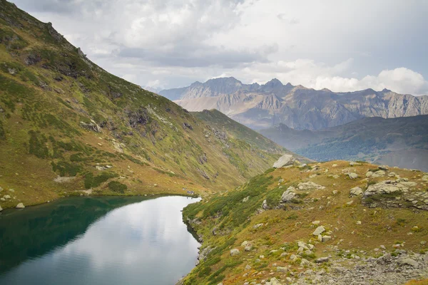 Bergsee in Abchasien. Kaukasus. — Stockfoto