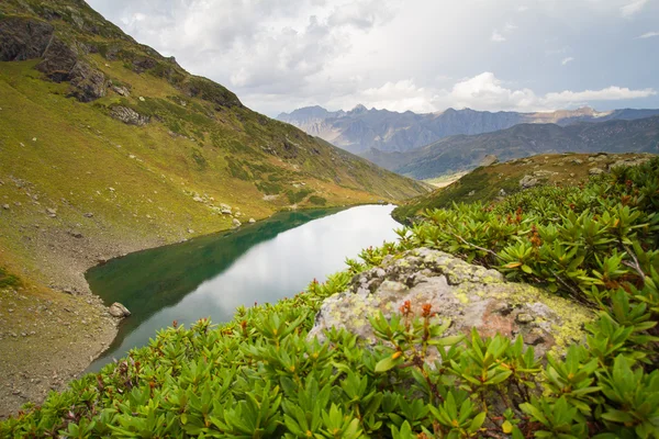 Bergsee in Abchasien. Kaukasus. — Stockfoto