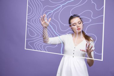 Coğrafi bilgi sistemleri kavramı, fütüristik CBS arayüzü ile şeffaf ekranda çalışan kadın bilim adamı.