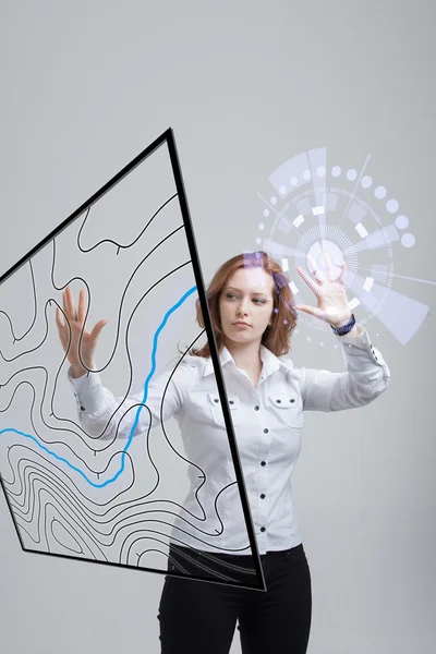 Koncepcji systemów informacji geograficznej, Kobieta Naukowiec pracuje z futurystyczny interfejs Gis na przeźroczysty ekran. — Zdjęcie stockowe