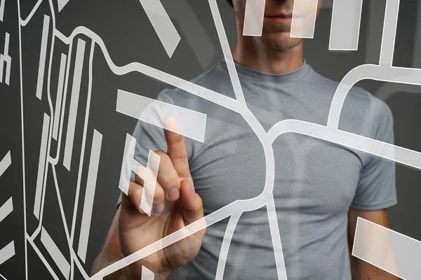 Tecnología del futuro, navegación, concepto de ubicación. Hombre mostrando pantalla transparente con mapa de navegador gps . — Foto de Stock