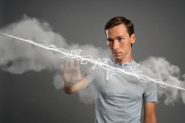 Ο άνθρωπος κάνει μαγική επίδραση - λάμψη αστραπής. Η έννοια της ηλεκτρικής ενέργειας, υψηλής ενεργειακής. — Φωτογραφία Αρχείου