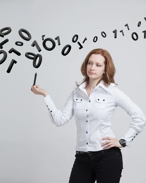 Mujer trabajando con código binario, concepto de tecnología digital . — Foto de Stock