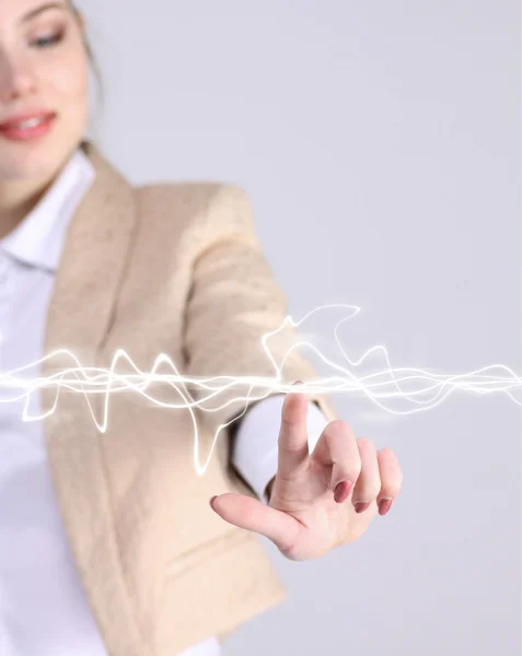 Mujer haciendo efecto mágico - relámpago flash. El concepto de electricidad, alta energía . — Foto de Stock