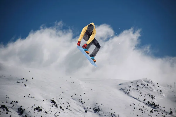 Snowboard lovas ugrál a hegyekben. Extrém snowboard freeride sport. — Stock Fotó