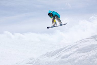 Dağlarda uçan snowboardcu. Sıra dışı spor.