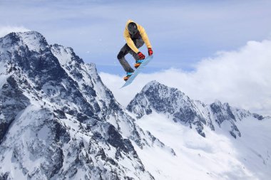 Dağlarda uçan snowboardcu. Sıra dışı spor.