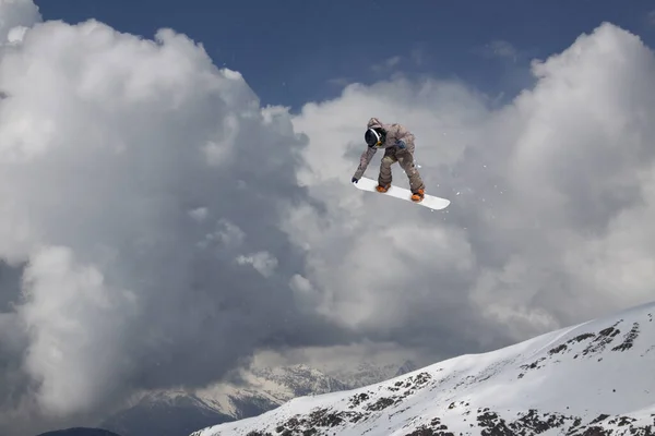 Létající snowboardista na horách. Extrémní sport. — Stock fotografie