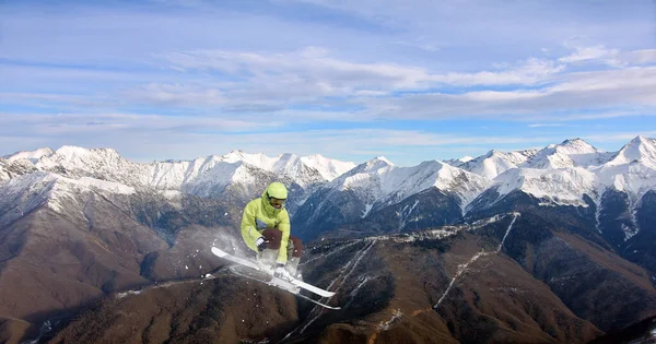 Ιπτάμενος σκιέρ στα βουνά. Ακραίο χειμερινό άθλημα. — Φωτογραφία Αρχείου