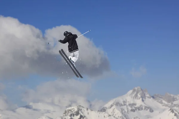 俄罗斯，多云的山地风景，滑雪者飞翔 — 图库照片