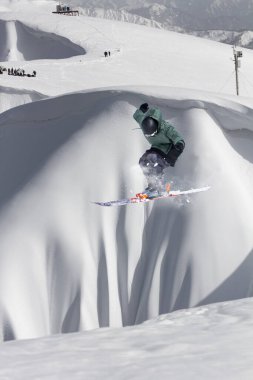 Dağlarda uçan kayakçı. Olağanüstü spor, dağ kayağı.