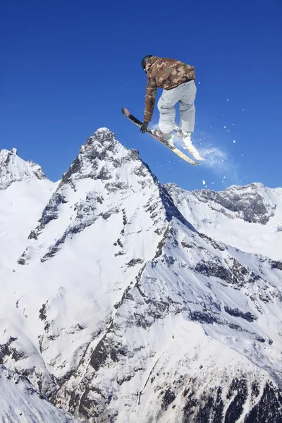 Fliegender Skifahrer auf den Bergen. Extremsport, Bergski. — Stockfoto