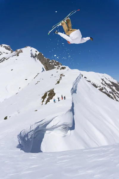 Skieur volant sur les montagnes. Sport extrême, ski de montagne. — Photo