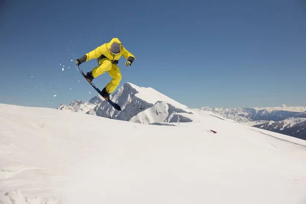 Volando snowboarder en las montañas. Deportes extremos, snowboard. — Foto de Stock