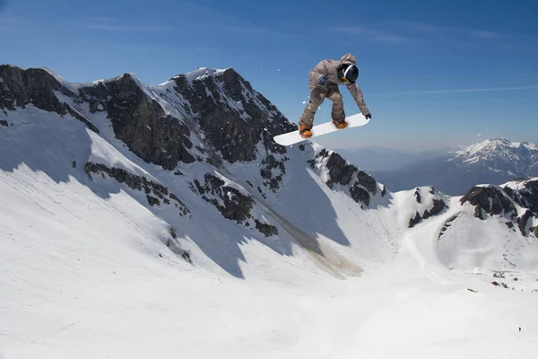 Dağlarda uçan snowboardcu. Ekstrem spor, snowboard sporu. — Stok fotoğraf