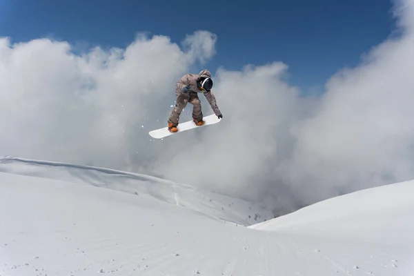 Skákající snowboardista v horách. snowboarding, zimní extrémní sport. — Stock fotografie