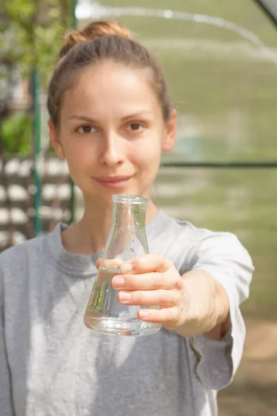 Forskare testar kvaliteten-bevattna — Stockfoto