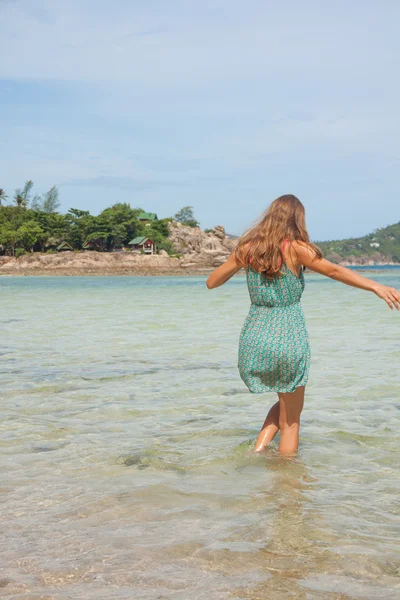 Женщина, стоящая по колено в воде — стоковое фото