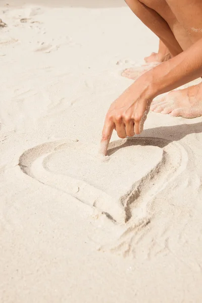 Hart getrokken in het zand. — Stockfoto