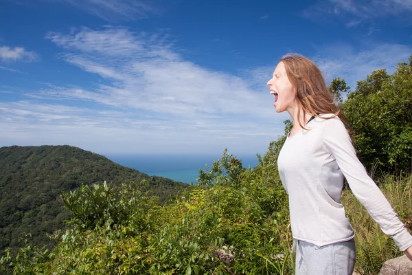 Mujer grita en las montañas —  Fotos de Stock