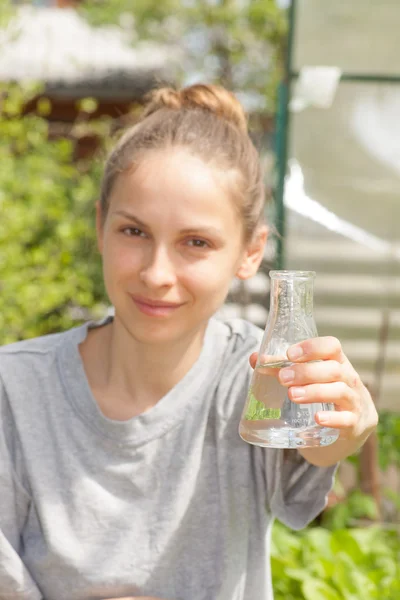 Forskare testar kvaliteten-bevattna — Stockfoto