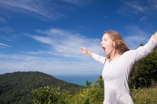 Donna urla in montagna — Foto Stock