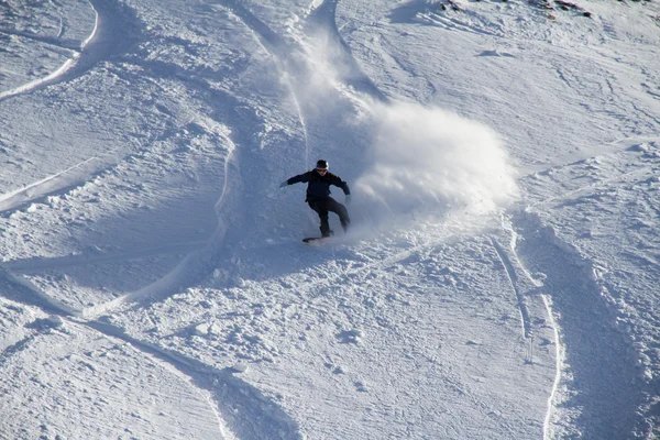 Snowboard freerider nas montanhas — Fotografia de Stock