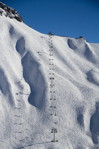 滑雪度假村红波利亚纳，俄罗斯的升降椅 — 图库照片