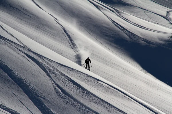 Skier în pulbere adâncă, freeride extreme — Fotografie, imagine de stoc