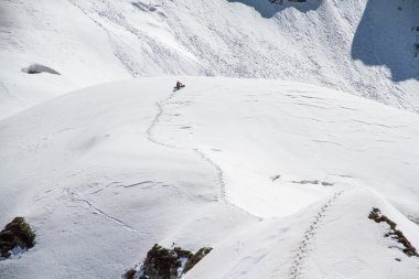 karlı bir dağ tırmanışı kayakçı