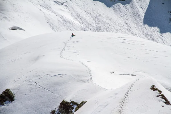 Esquiador escalando una montaña nevada — Foto de Stock
