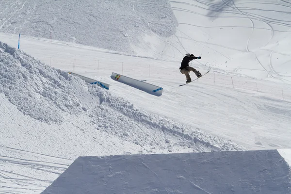 Saltos de snowboarder em Snow Park, estância de esqui — Fotografia de Stock