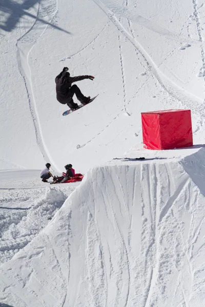 Saltos de snowboarder em Snow Park, estância de esqui — Fotografia de Stock