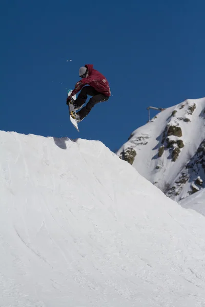 Сноубордист стрибає в снігу парку, гірськолижному курорті — стокове фото
