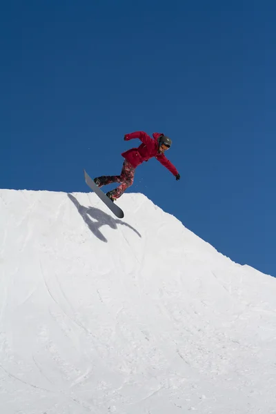 Snowboarder saute à Snow Park, station de ski — Photo