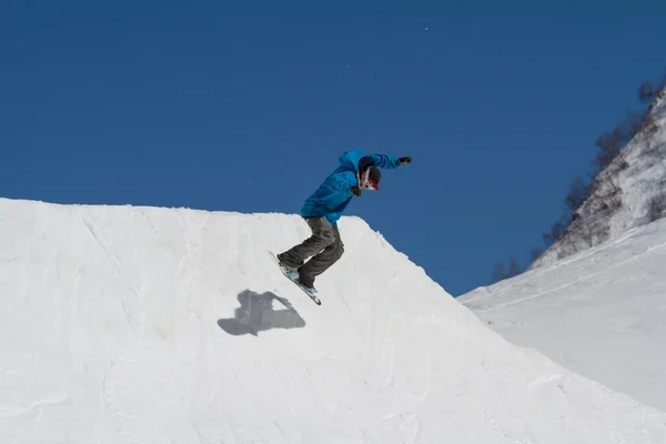 Snowboarder springt in Snowpark, skiresort — Stockfoto