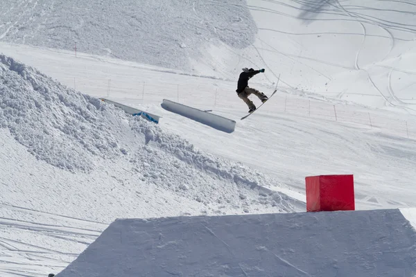 Snowboarder salta in Snow Park, stazione sciistica — Foto Stock