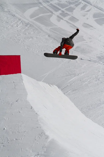 Saltos de snowboarder em Snow Park, estância de esqui — Fotografia de Stock