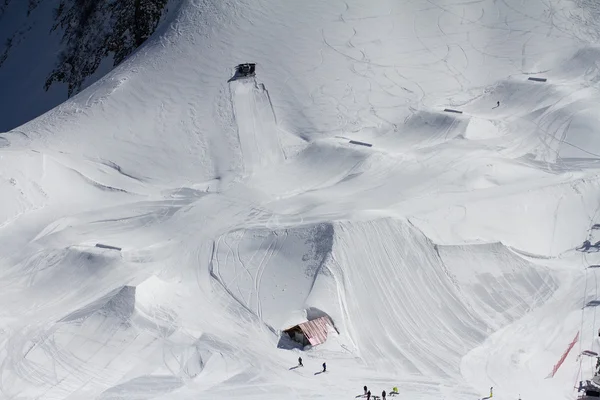 Snow park nella località sciistica di montagna — Foto Stock