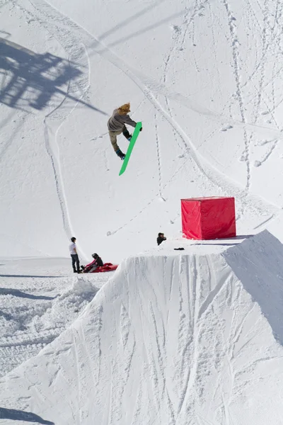 Saltos de snowboarder em Snow Park, estância de esqui — Fotografia de Stock