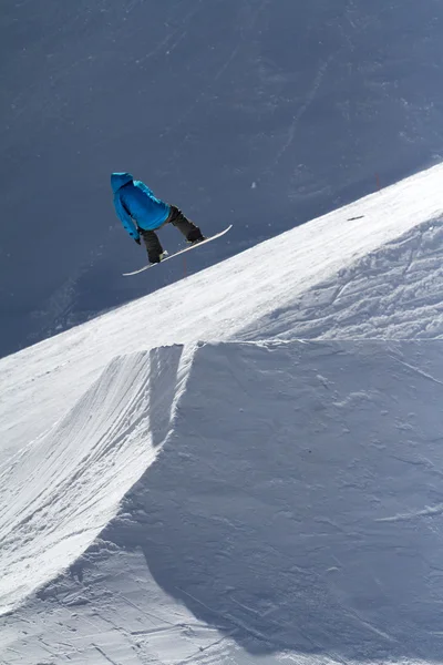 Snowboarder άλματα στο πάρκο χιόνι, χιονοδρομικό κέντρο — Φωτογραφία Αρχείου