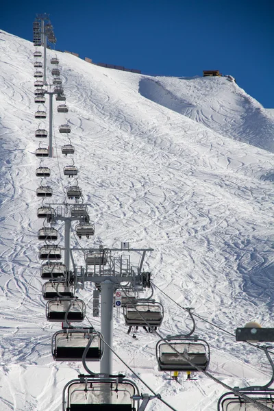 滑雪度假村红波利亚纳，俄罗斯的升降椅 — 图库照片