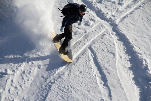 在山的单板滑雪 freerider — 图库照片