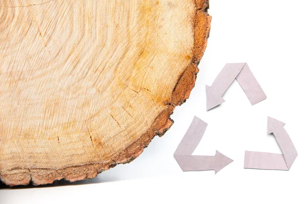 Bliska drewniane cięcia i recykling symbol — Zdjęcie stockowe