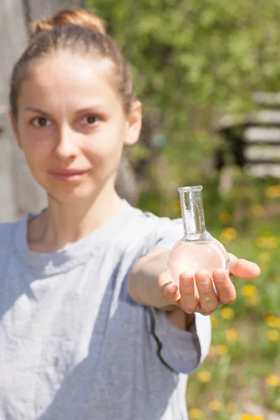 Researcher testing the water quality — Stock Photo, Image