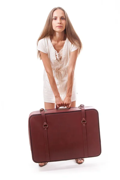 Девушка, стоящая с чемоданом. Изолированные на белом — стоковое фото