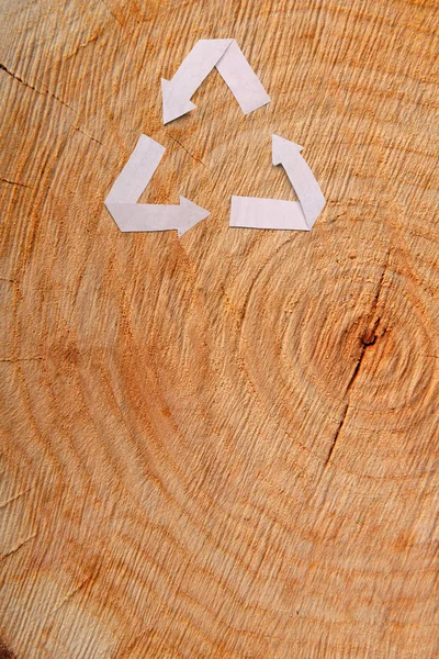 Close-up corte de madeira e reciclar símbolo — Fotografia de Stock