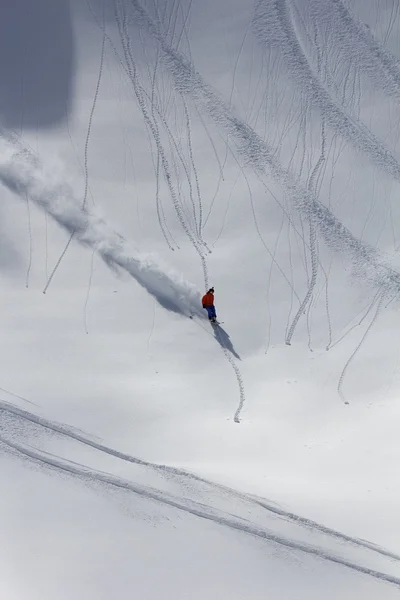 Skieur en poudre profonde, freeride extrême — Photo